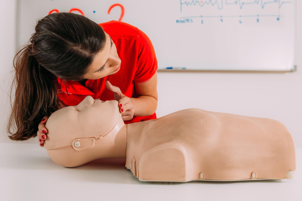 Emergency First Aid: What to Expect from a Practical Course